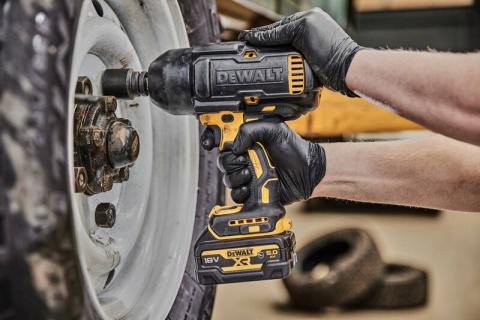 Klucz udarowy DeWalt 18V XR 1/2 1355Nm 2X 5Ah ładowarka walizka Klucz udarowy DeWalt 18V XR 1/2 1355Nm 2X 5Ah ładowarka walizka
