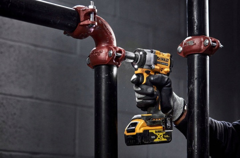 Klucz udarowy DeWalt DCF922P2T 18V 2x5Ah 406Nm 1/2 cala Klucz udarowy DeWalt DCF922P2T 18V 2x5Ah 406Nm 1/2 cala