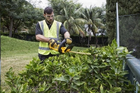 Nożyce do żywopłotu akumulatorowe DeWalt 18V DCM563PB-XJ