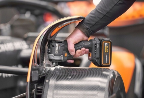 Zakrętarka udarowa bezszczotkowa DEWALT x McLaren F1 18V XR 2x5AH DCF85MP2T